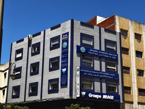 Façade du Groupe MIAGE Tanger, vue en contre-plongée