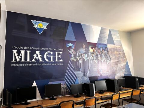 Salle informatique équipée d'ordinateurs, Groupe MIAGE Tanger