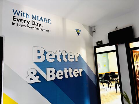 Couloir décoré aux couleurs du Groupe MIAGE